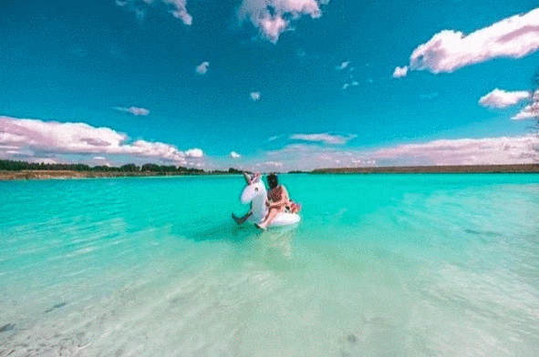 Cảnh đẹp mê đắm của hồ nước thải độc hại