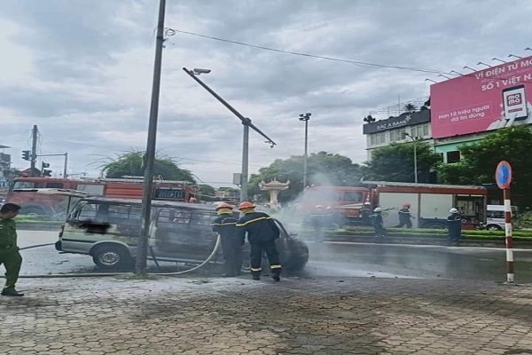 Ô tô 16 chỗ bốc cháy dữ dội trên phố Hà Nội