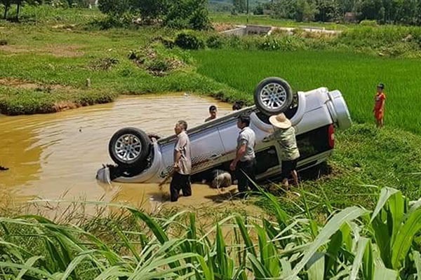 Ô tô lật xuống vũng nước, tài xế Nghệ An chết kẹt trong xe