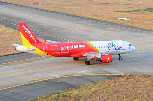 Máy bay Vietjet Air nhầm đường lăn, máy bay khác đang hạ cánh phải bay vọt lên