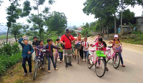 South Korean group walks to remote villages, handing out scholarships to poor kids