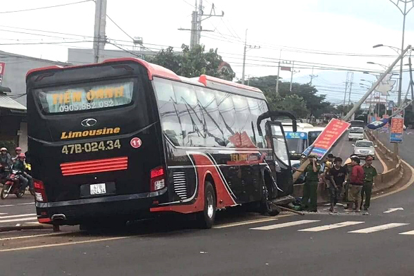 ‘Chuyên cơ mặt đất’ ủi bay dải phân cách, hành khách sợ xanh mặt