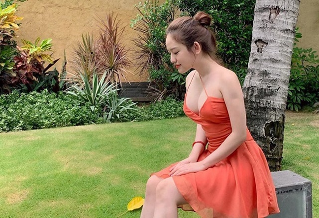 Hai cô gái thị phi: Người khoe xe tiền tỷ, người ngày càng sexy