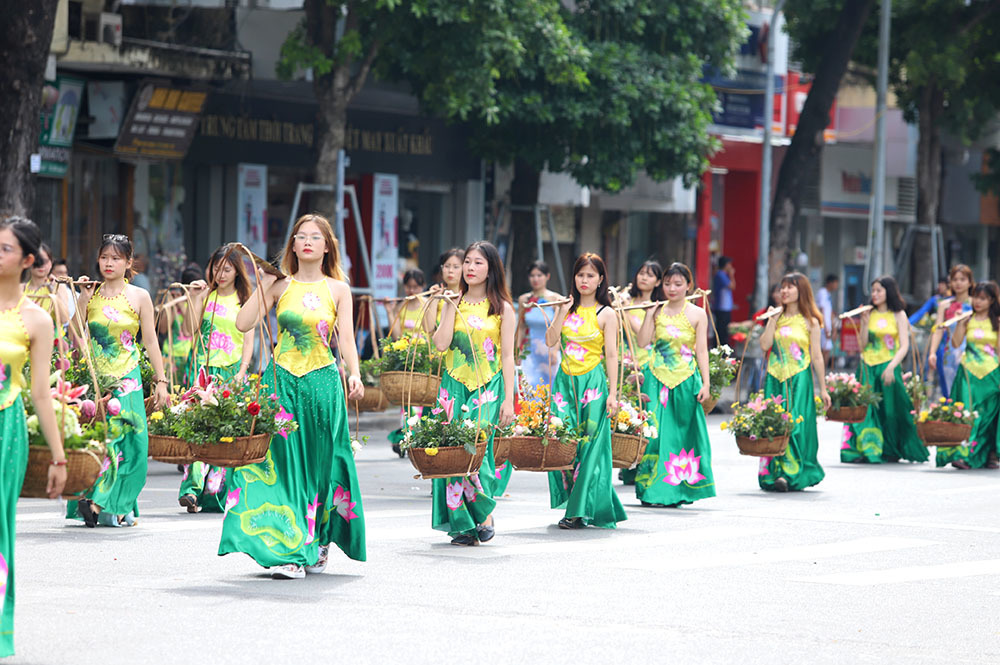 Vạn người trẩy hội quanh hồ Gươm, xúng xính váy áo đi đám cưới xưa
