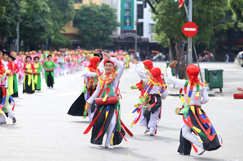 Vạn người trẩy hội quanh hồ Gươm, xúng xính váy áo đi đám cưới xưa