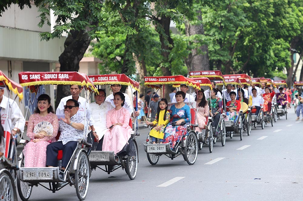 Vạn người trẩy hội quanh hồ Gươm, xúng xính váy áo đi đám cưới xưa