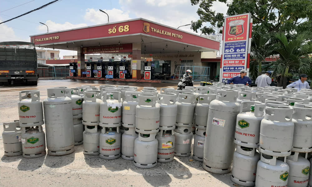 Xe tải ôm cua lật ngang, hàng chục bình gas rơi trước cây xăng ở Bình Dương