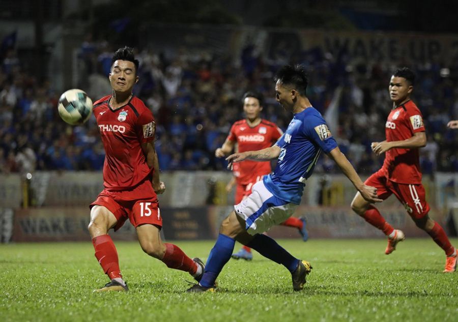 Vòng 15 V-League: HAGL thảm bại, TPHCM đòi lại ngôi đầu