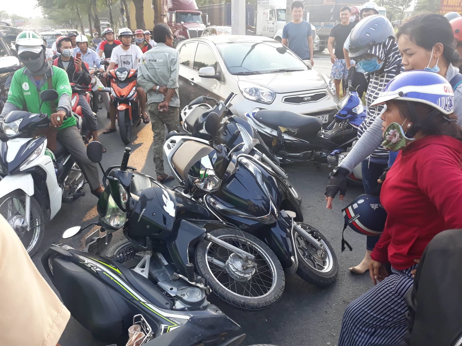 Ô tô tông văng 6 xe máy dừng đèn đỏ ở Sài Gòn