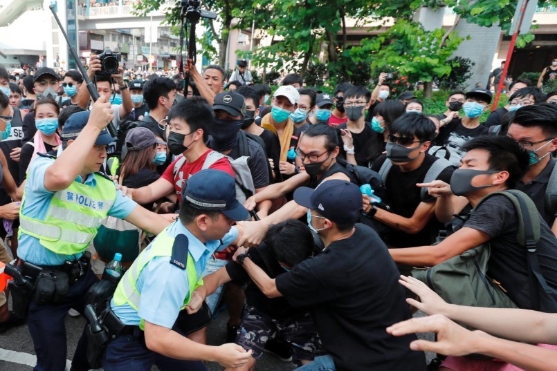 Người biểu tình Hong Kong đụng độ với cảnh sát gần Đại Lục