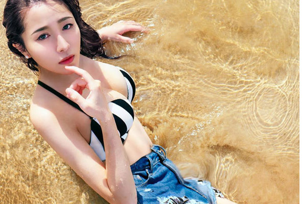 Nữ nha sĩ siêu gợi cảm khiến đàn ông muốn tới khám mỗi ngày