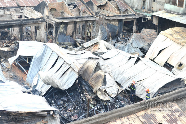 Hiện trường 45 ki ốt cháy thành tro, tiểu thương điêu đứng