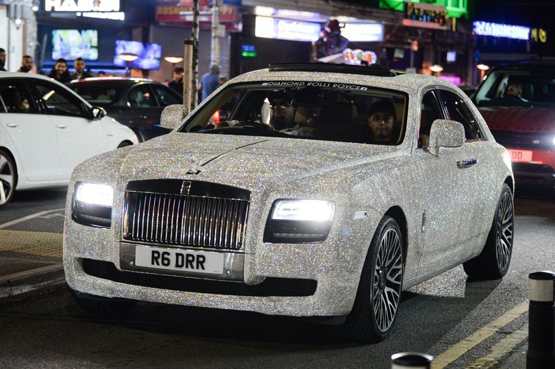 Nữ sinh thuê Rolls-Royce Ghost đính 4 triệu viên pha lê đến lễ tốt nghiệp