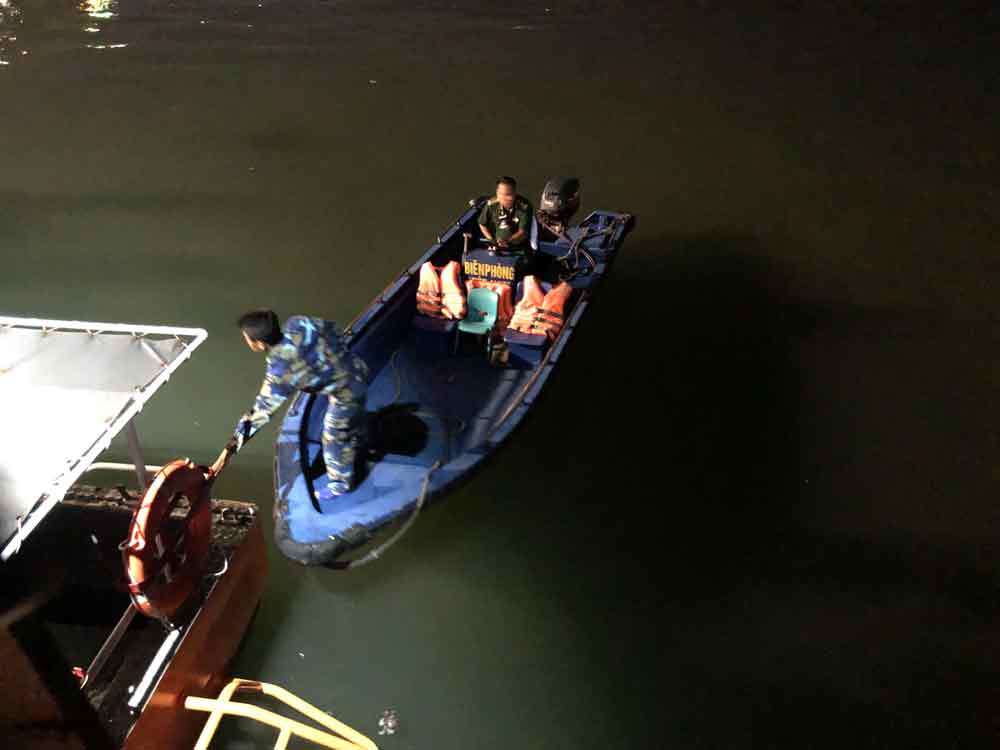 Bé trai Thanh Hóa 4 tuổi rơi xuống biển Hạ Long, hàng trăm người tìm kiếm