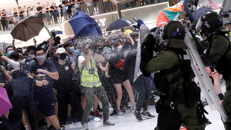 Người biểu tình Hong Kong đụng độ dữ dội với cảnh sát
