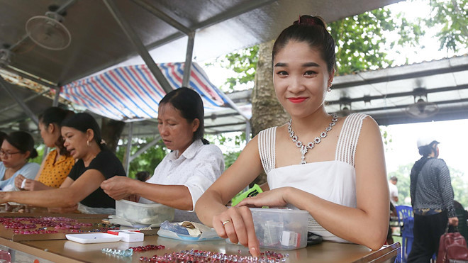 Nhộn nhịp chợ đá quý Lục Yên, Yên Bái