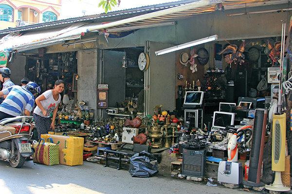 Chợ 'đồ zin' lớn nhất Sài Gòn thành nơi bán hàng Trung Quốc