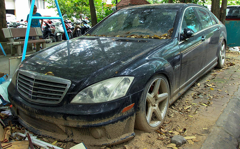 Mercedes-Benz S63 AMG tiền tỷ nằm phủ bụi ở Hà Nội