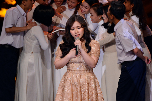 Thùy Chi bất ngờ trở lại sóng truyền hình gây xúc động cho sĩ tử