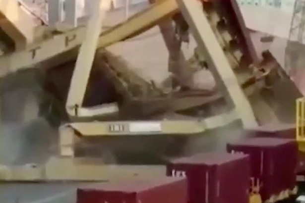Cần trục khổng lồ đổ ụp xuống đầu công nhân trên bến cảng