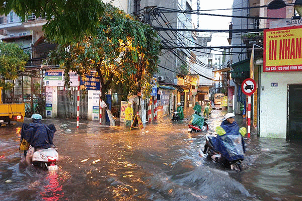 Hà Nội vừa mưa to gió lớn, nhiều tuyến phố ngập sâu