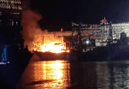 Tàu neo đậu cảng cá Nghệ An cháy rụi trong đêm