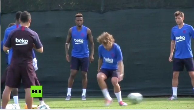 Griezmann bị đồng đội 