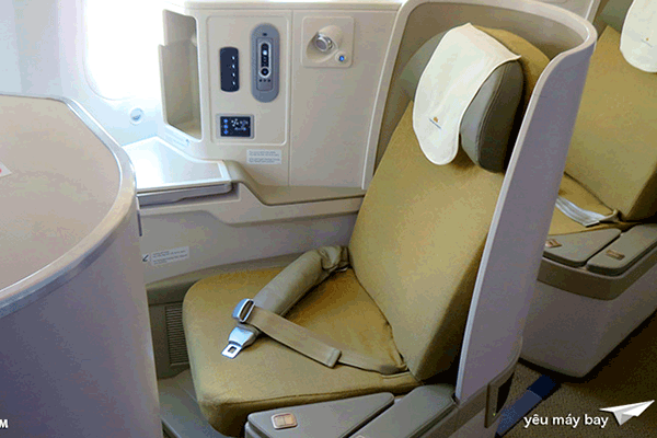 Tiếp viên Vietnam Airlines trả lại 13.000 USD cho khách quên trên máy bay