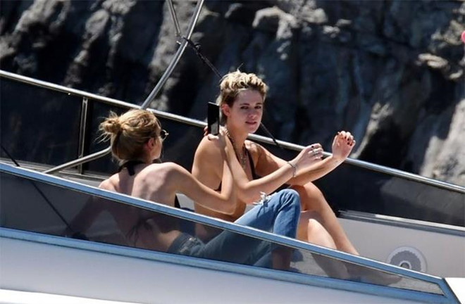 Kristen Stewart để ngực trần khi tắm nắng cùng bạn gái trên du thuyền