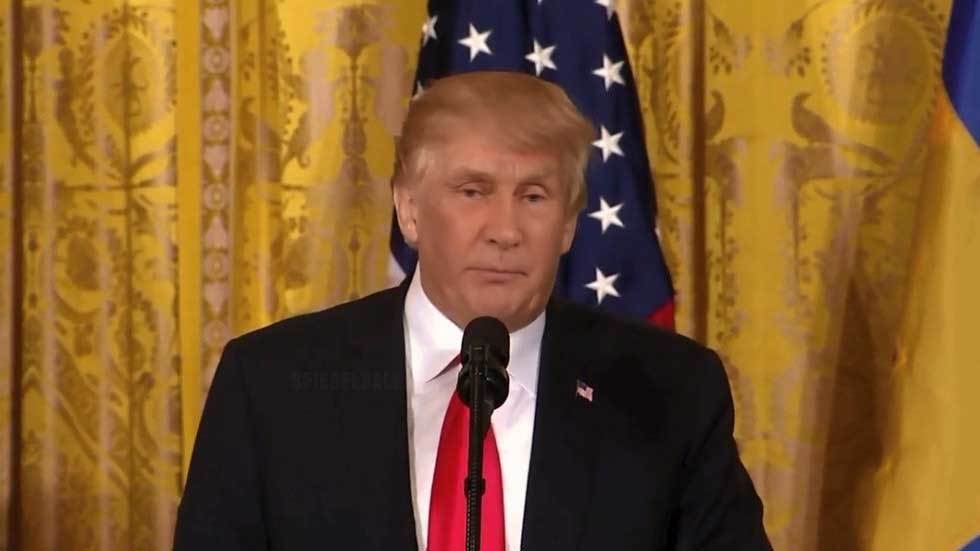 Xem ông Trump và Putin hòa làm một qua bàn tay phù thủy 3D