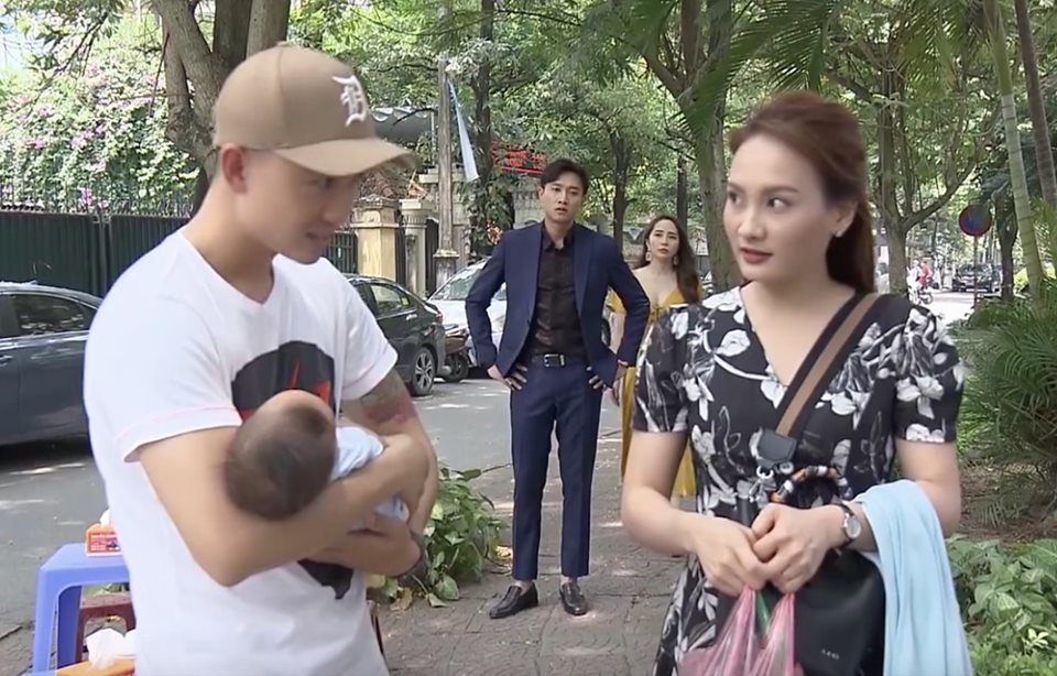 'Về nhà đi con' tập 67, Vũ tức điên khi thấy Dũng chăm sóc cho Thư và con trai