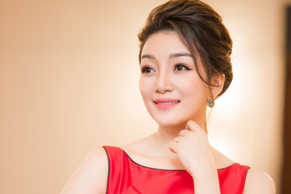 Phạm Thu Hà ra album, làm liveshow và... lên chức