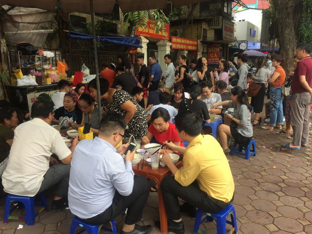 Lạ lùng những quán ăn 'chửi khách như tát nước' chỉ có ở Hà Nội