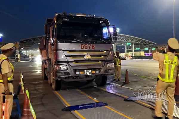 Chở quá tải 76,41%, tài xế xe 'hổ vồ' cố thủ cầu viện ở Hà Nội