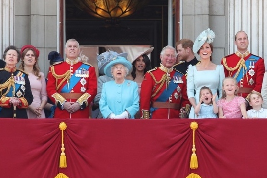 Thu nhập 'khủng' của Nữ hoàng Anh đến từ đâu?