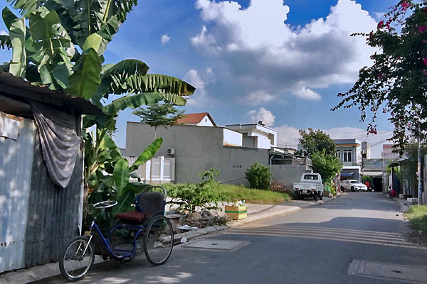 'Xóm bà đẻ' Sài Gòn, phụ nữ vừa cho con bú, vừa đánh bài