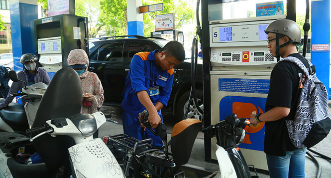 Giá xăng dầu đồng loạt giảm mạnh, quyết định hiếm có ngày chủ nhật