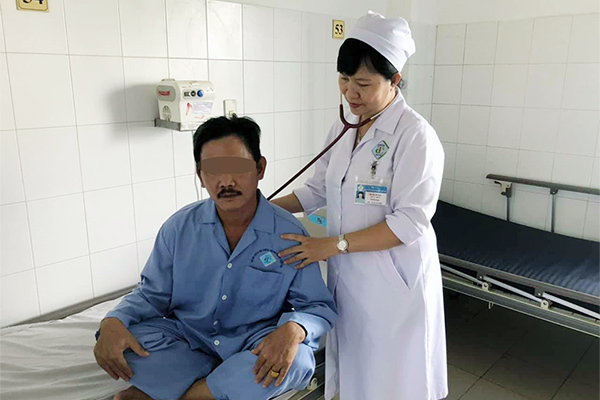 Đau ngực và ho hơn 1 tháng, người đàn ông không ngờ thủ phạm là hạt vú sữa