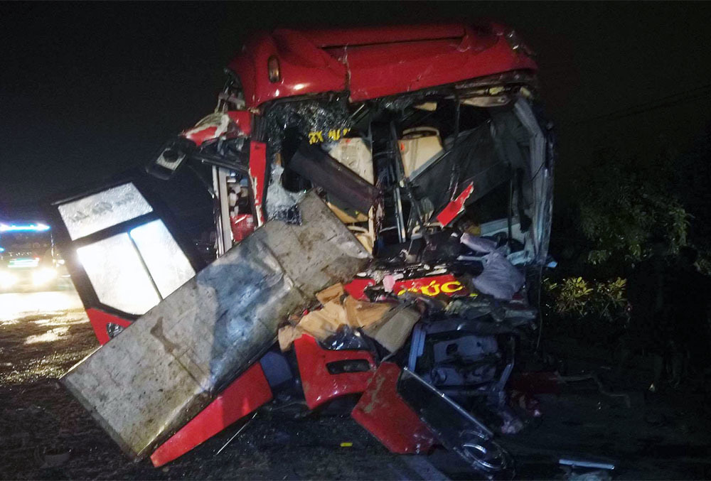 Tai nạn 2 tài xế thiệt mạng ở Bình Thuận, tiếng va như bom nổ