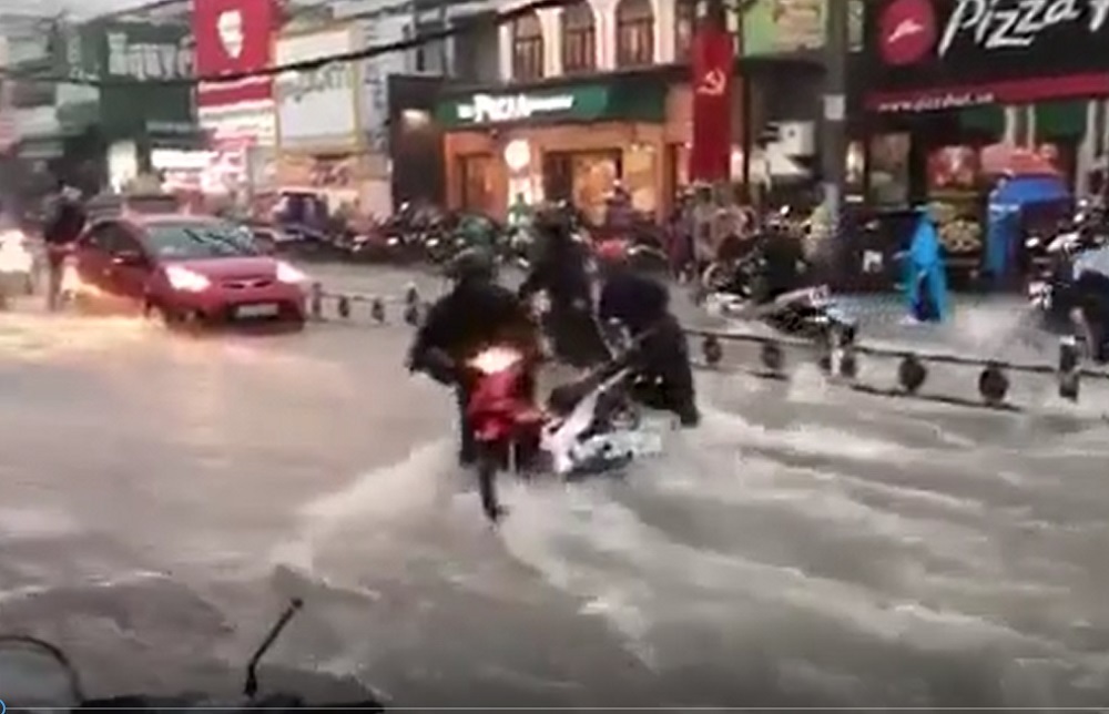 Nước chảy như thác, cuốn phăng người và xe ở Sài Gòn