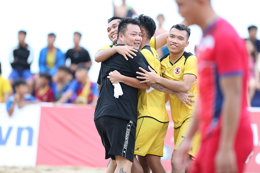 Tân binh bóng đá bãi biển khuất phục nhà ĐKVĐ