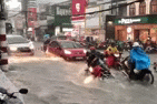 Nước chảy như thác, cuốn phăng người và xe ở Sài Gòn