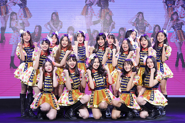 Nhóm nhạc nữ đông thành viên nhất Việt Nam ra mắt sản phẩm đầu tiên