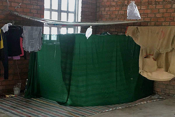 Buồng hạnh phúc trong căn biệt thự có 15 người đàn ông