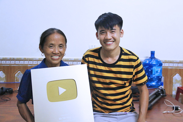 Sau một tháng YouTube bật kiếm tiền, Bà Tân Vlog kiếm được 300 triệu?