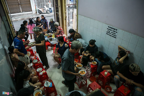 Quán bánh canh bán trong một giờ, thu hơn chục triệu ở Sài Gòn
