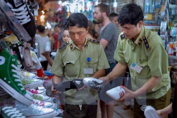 Thu nhiều sản phẩm nghi giả thương hiệu nổi tiếng tại chợ Bến Thành