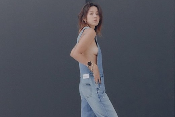 Lee Hyori diện mốt không nội y khoe vòng 1 ở tuổi 40