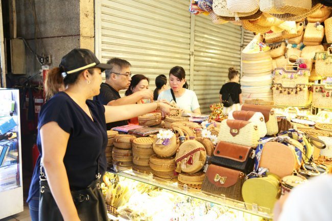 LV, market monitors join forces to prevent fake goods in Saigon