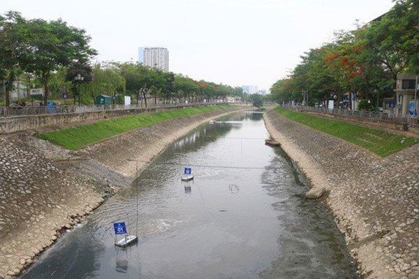 Water discharge sweeps away good microbacteria on To Lich River